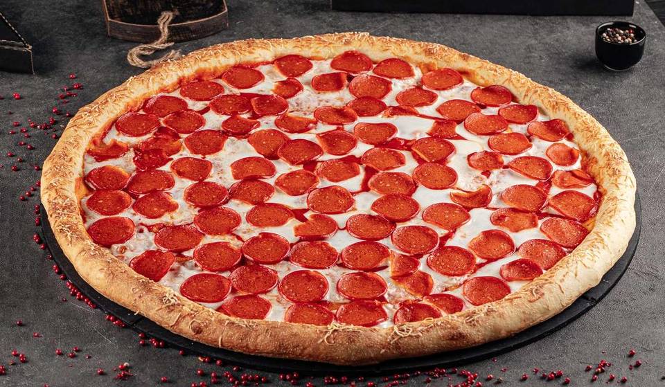 Die größte Pizza Berlins mit rund 1 Meter Durchmesser und etwa 5 Kilogramm Gewicht: In Gruppen ab 8 Personen gibt es die XXL-Sensation bereits ab 45 €!