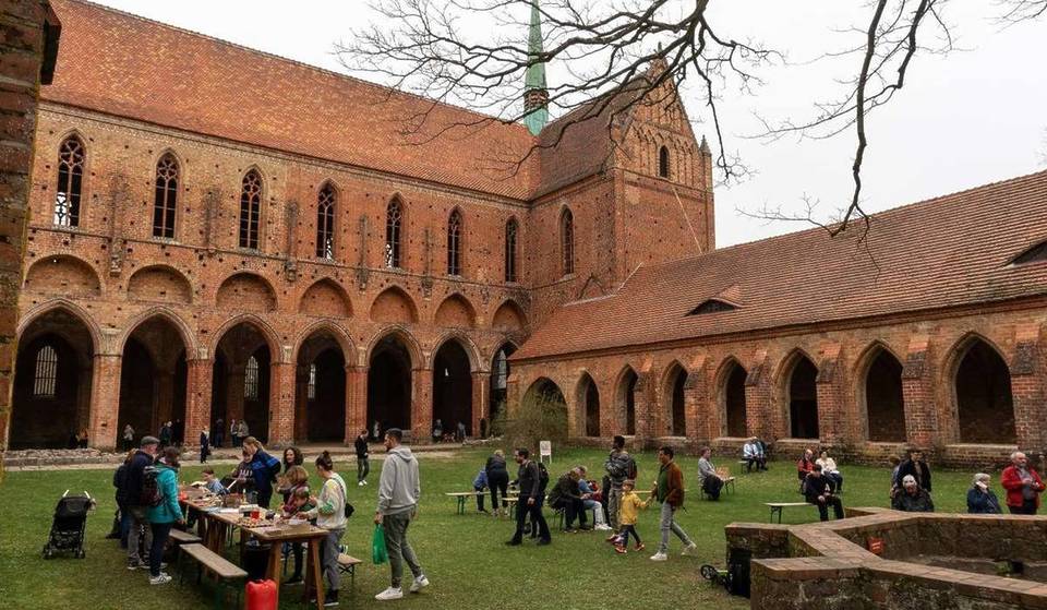 Nur 1 Stunde von Berlin zum größten Ostermarkt Brandenburgs: Rund 40 Stände mit Kunsthandwerk, regionalen Produkten und Pflanzen ziehen jedes Jahr tausende Besucher an