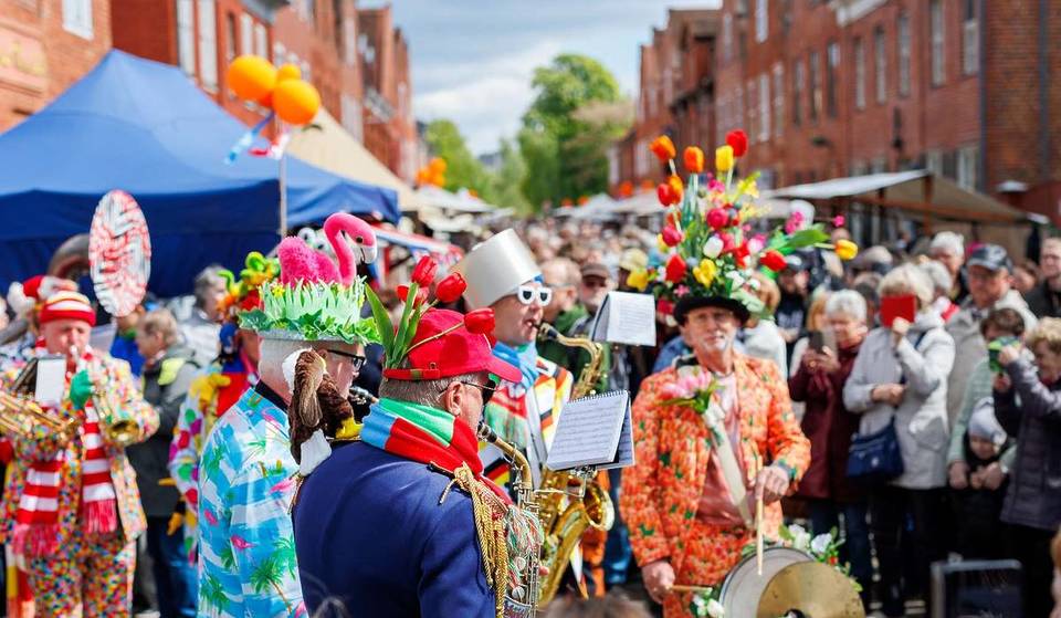 À seulement 30 minutes de Berlin, tu trouveras la fête des tulipes la plus célèbre de Brandebourg : un choix parmi 15 000 tulipes colorées, des spécialités néerlandaises, de l’artisanat et un programme culturel !