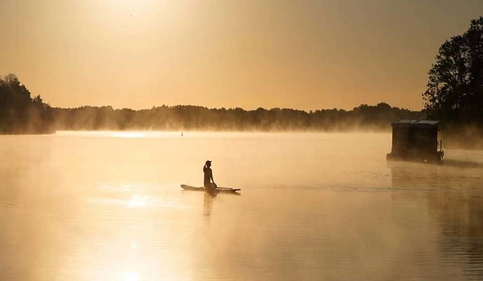 À seulement 45 minutes de Berlin, découvrez le paysage le plus riche en lacs du Brandebourg : plus de 100 lacs, 25 réserves naturelles et, avec ses 111 m, l&rsquo;un des phénomènes géologiques les plus insolites de la région !
