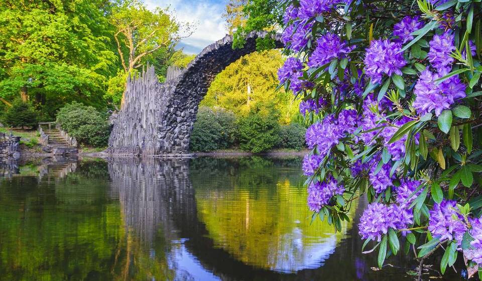 Op 2 uur rijden van Berlijn naar het grootste rododendronfeest van Duitsland: een terrein van meer dan 200 hectare met 10.000 rododendrons en azalea’s tegen de achtergrond van een Teufelsbrücke