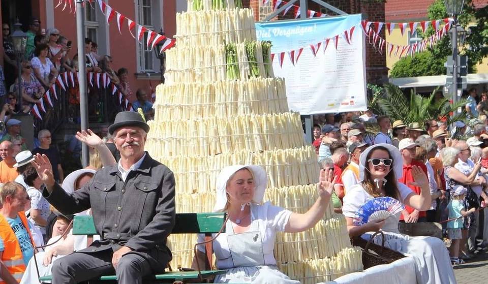 Just 45 minutes from Berlin, Brandenburg’s largest asparagus festival awaits you soon: 3 days, completely free, featuring a folk festival, food event, and city festival, with around 10,000 visitors expected
