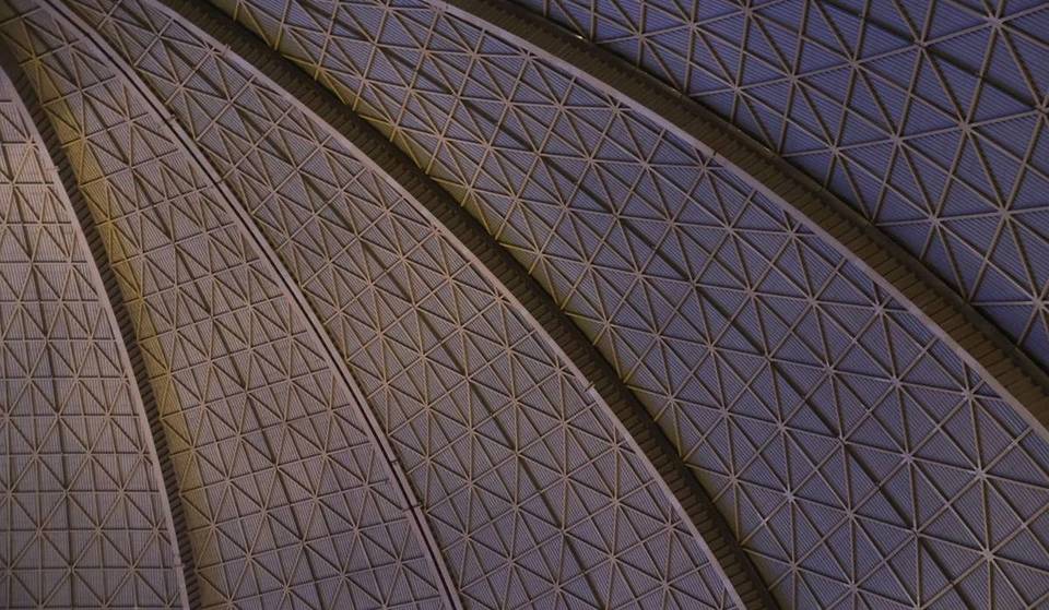 Nahe Berlin könnte diese riesige Kuppel (107 Meter hoch und 360 Meter lang) direkt aus der “Truman Show” stammen – Es ist das größte freitragende Bauwerk der Welt!