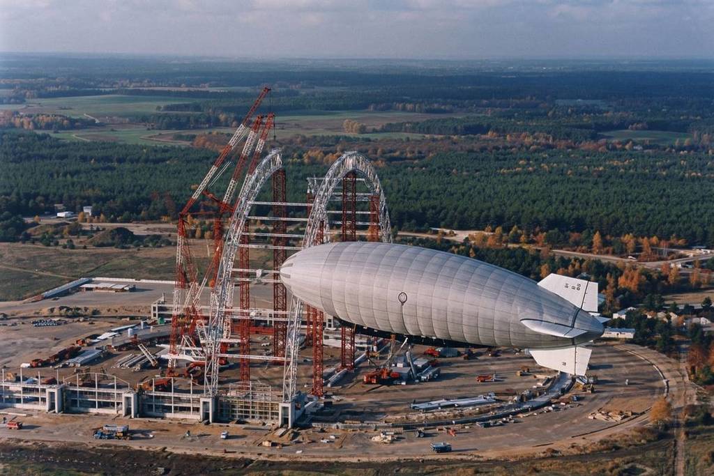 Die Cargolifter Luftschiffhalle während des Baus.