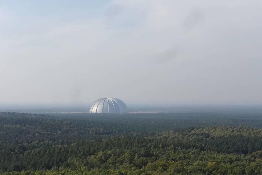 Die Cargolifter Luftschiffhalle aus der Entfernung.