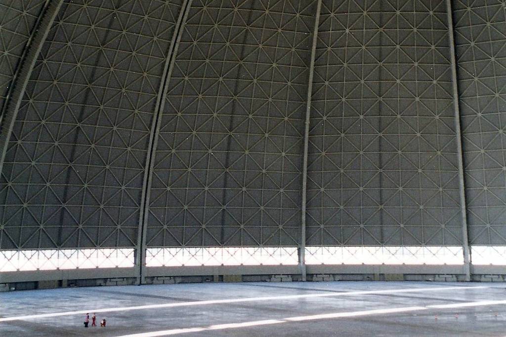 Die drei Menschen wirken winzig im Vergleich zur riesigen Kuppel.