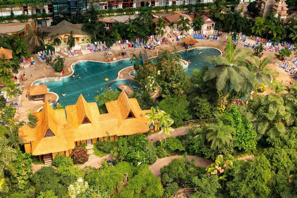 Die Cargolifter Luftschiffhalle verwandelt sich in den Wasserpark "Tropical Islands"