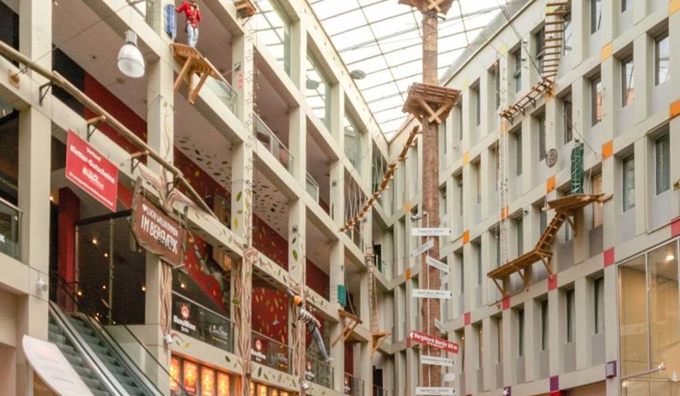 A soli 20 minuti dal centro di Berlino si trova il parco di arrampicata indoor più grande d’Europa: oltre 100 elementi di arrampicata, fino a 25 metri di altezza e una teleferica lunga 40 metri che attraversa l’edificio