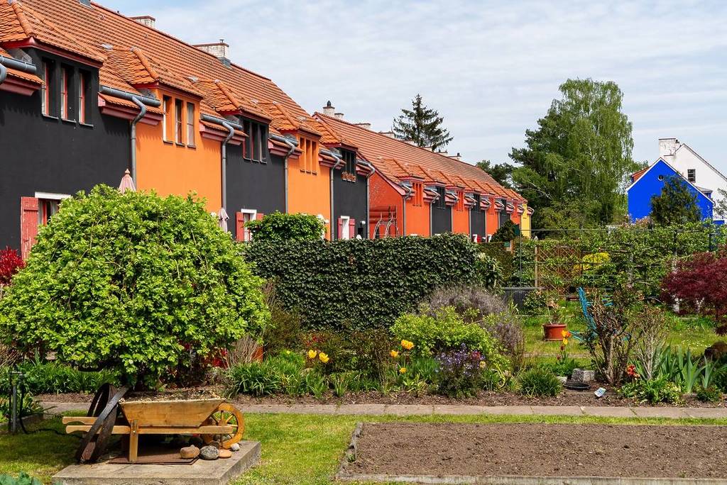 Kleurrijke huizen met tuin