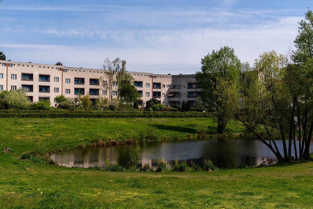 Teich im Grünen mit Häusern