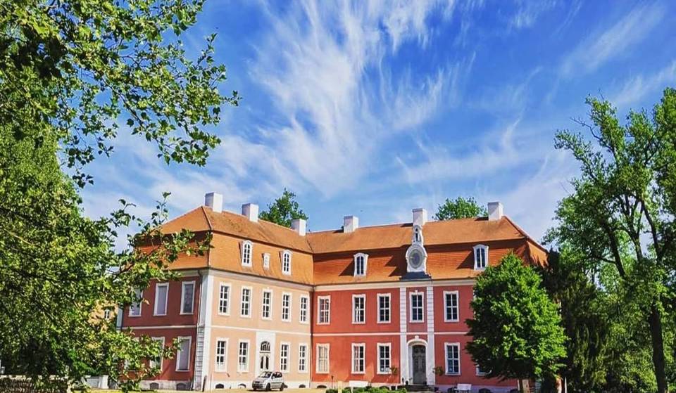 A 1,5 ore da Berlino si trova la più grande collezione di porcellane del Brandeburgo: un castello tardo-barocco che ospita un museo con stoviglie di 4 secoli, un’aula scolastica della DDR e molto altro ancora