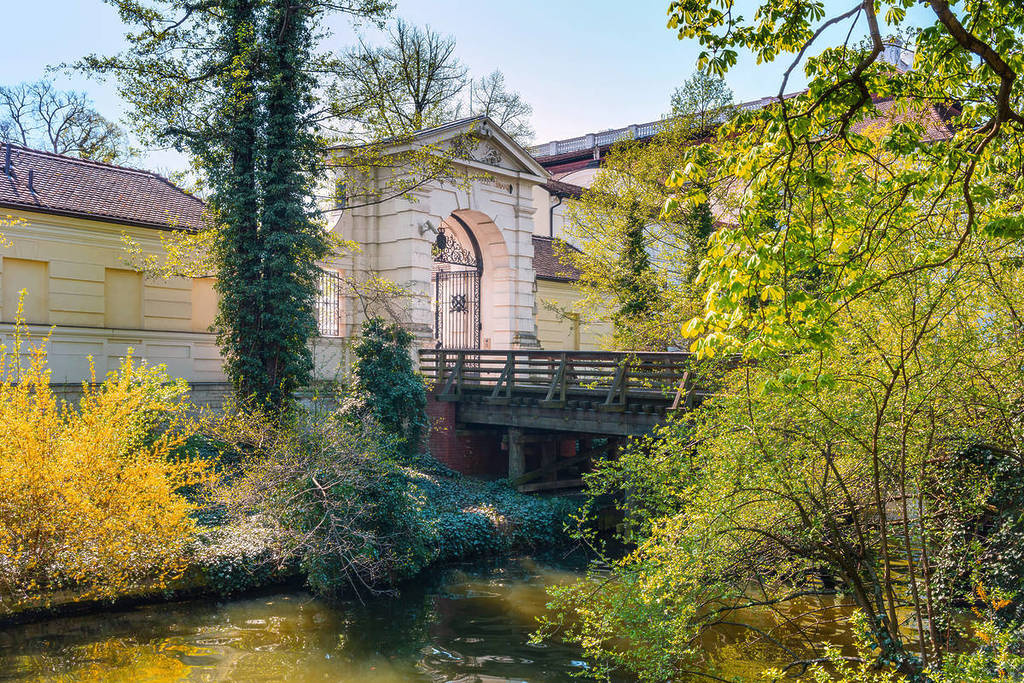 Schlossbrücke über einem Graben