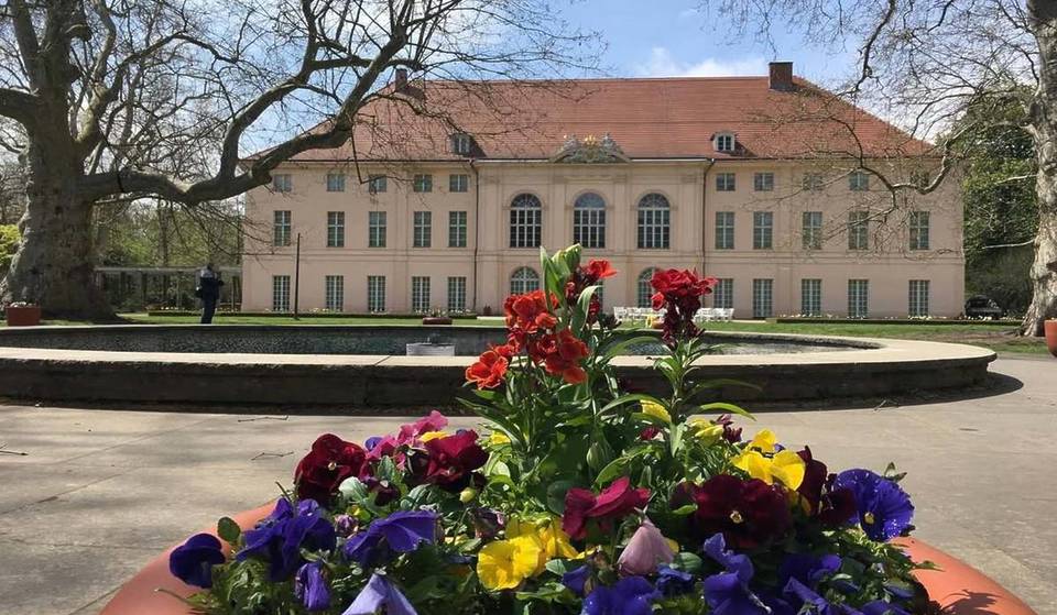 A soli 20 minuti dal centro di Berlino, al confine con il Brandeburgo, si nasconde un castello barocco con 360 anni di storia: da residenza estiva nobiliare a sede per gli ospiti di Stato della DDR fino a diventare un museo