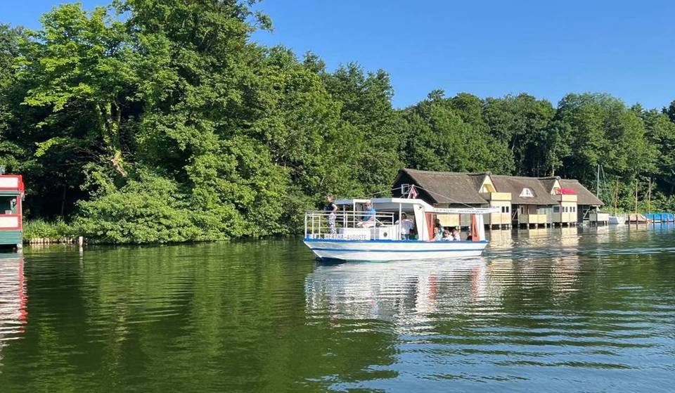 “Come tra cielo e acqua – un angolo autentico del Brandeburgo”: a un’ora e mezza da Berlino si trovano fino a 15 laghi blu intenso allineati uno dopo l’altro con un’isola abitata – raggiungibile solo in traghetto