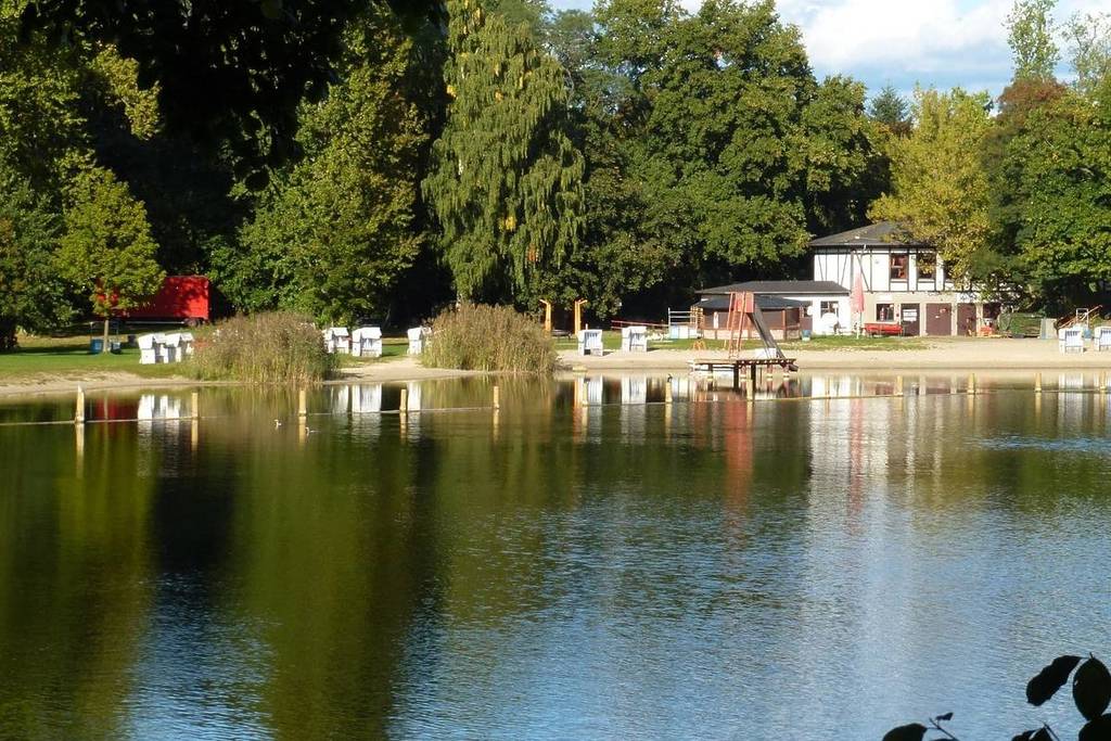 Refrescaos en la playa del lago Ziegeleisee en Lübars.