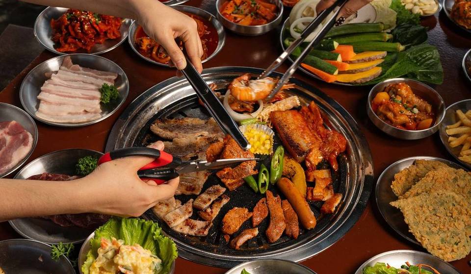 Für nur 22,50 € unbegrenzt koreanisches BBQ genießen: Beim All-you-can-eat bekommt ihr Samgyeopsal, das à la carte 30,80 € kostet, plus Reis, Salat und Banchan