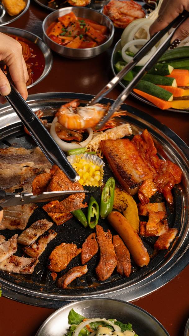 Per soli 22,50 € puoi gustare barbecue coreano a volontà: con l'all-you-can-eat ricevi il samgyeopsal, che à la carte costa 30,80 €, più riso, insalata e banchan