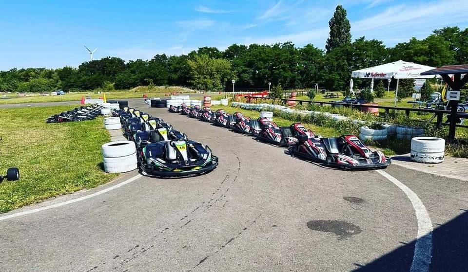 Nur 30 Minuten nördlich von Berlin gibt es Adrenalin pur: Das aufregendste Rennerlebnis der Stadt auf 60.000 m² mit 1,4 Kilometer Streckenlänge und 11 Kurven