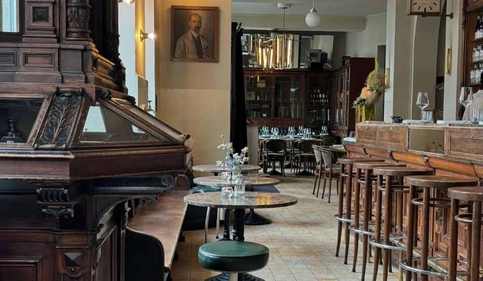 Uno dei ristoranti più alla moda di Berlino ha funzionato come farmacia per oltre 150 anni: dove un tempo c’erano le medicine, oggi c’è una carta dei vini pluripremiata con oltre 300 opzioni e una cucina fresca ogni giorno