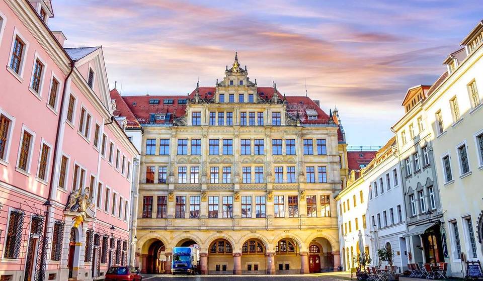 Unter 3 Stunden mit dem Deutschlandticket von Berlin in die filmreifste Stadt des Landes: 4.000 denkmalgeschützte Gebäude – und eines davon diente als Hauptkulisse für „The Grand Budapest Hotel“