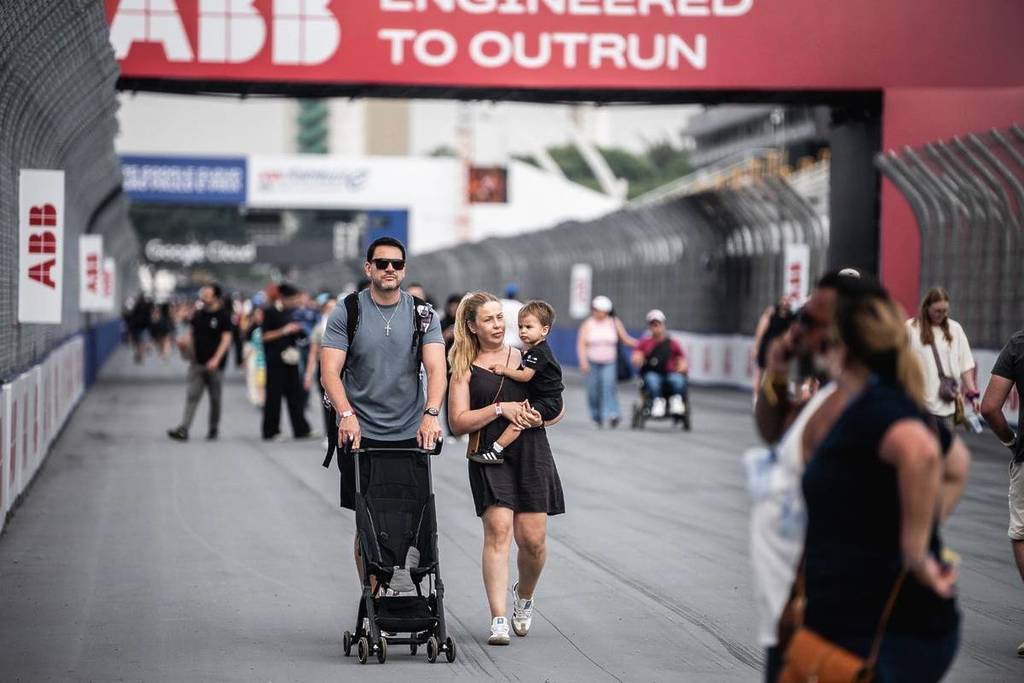 Pasea por el recinto del Festival de Fórmula E de Berlín, donde actuarán Max Giesinger y ZAH1DE.