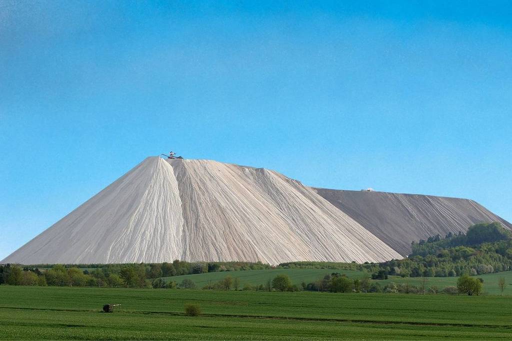 Contra el cielo blanco, esta montaña de sal parece un glaciar.