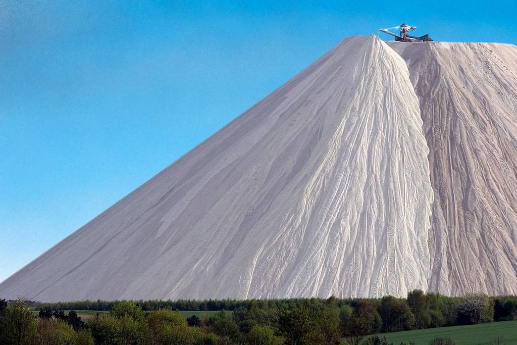 Der Monte Kali wirkt wie ein Gletscher mitten in Hessen.
