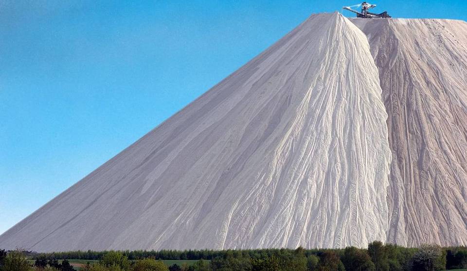Heb je op weg naar Berlijn deze 250 meter hoge “gletsjer” al eens gezien? Elke dag wordt hij groter…