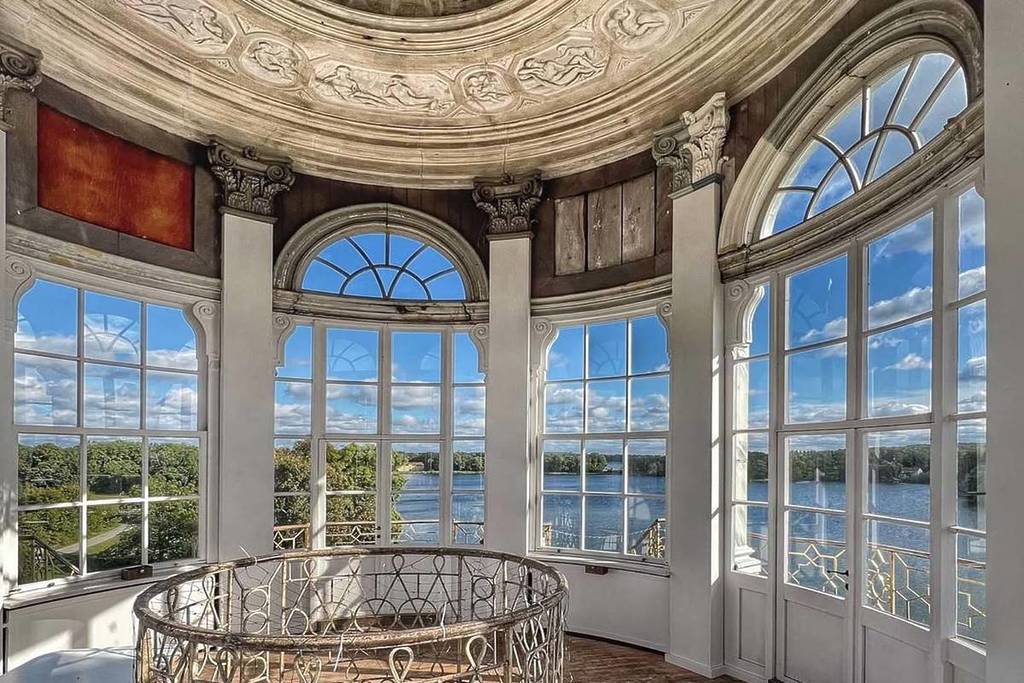 Just 40 minutes from Berlin to Brandenburg’s “Lake Como Palace”: a UNESCO World Heritage Site in the Neoclassical style with a grotto hall made of shells and a location right on the water