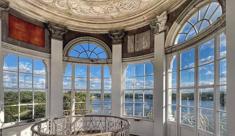 Just 40 minutes from Berlin to Brandenburg’s “Lake Como Palace”: a UNESCO World Heritage Site in the Neoclassical style with a grotto hall made of shells and a location right on the water