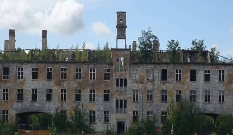 A soli 40 minuti da Berlino si trova quella che un tempo era la più grande scuola di equitazione militare del Brandeburgo: oggi un’area abbandonata con oltre 50 edifici e set di “Bastardi senza gloria”