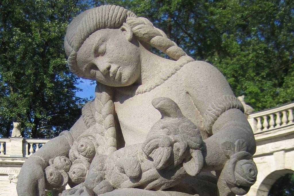 Die restaurierte Statue des Dornröschens von Ignatius Taschner.