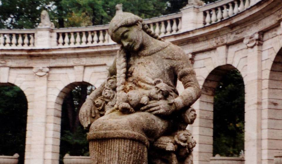 “Bijna niemand kent de trieste oorsprong van de slapende prinses!” Voor de meest magische fontein van Berlijn heeft een vader zijn dochtertje in steen vereeuwigd