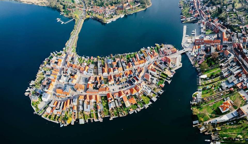 «Mi sembrava di essere stato trasportato a Venezia»: a sole 1,5 ore da Berlino si trova una delle poche vere città-isola della Germania, collegata alla terraferma tramite un ponte girevole