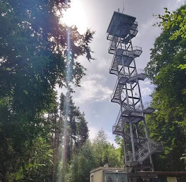 La torre mirador en las montañas de Rauen