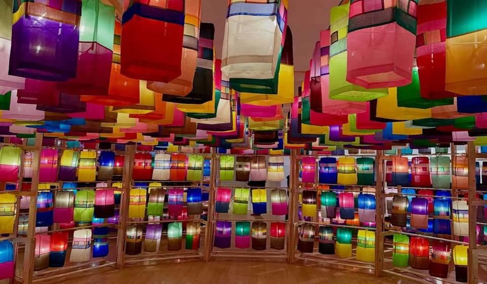 “Alsof ik tussen miljoenen kleurrijke lichtjes in Zuid-Korea sta”: nog 1 maand kun je in Berlijn gratis de meest creatieve tentoonstelling met 1.300 zijden lantaarns bezoeken