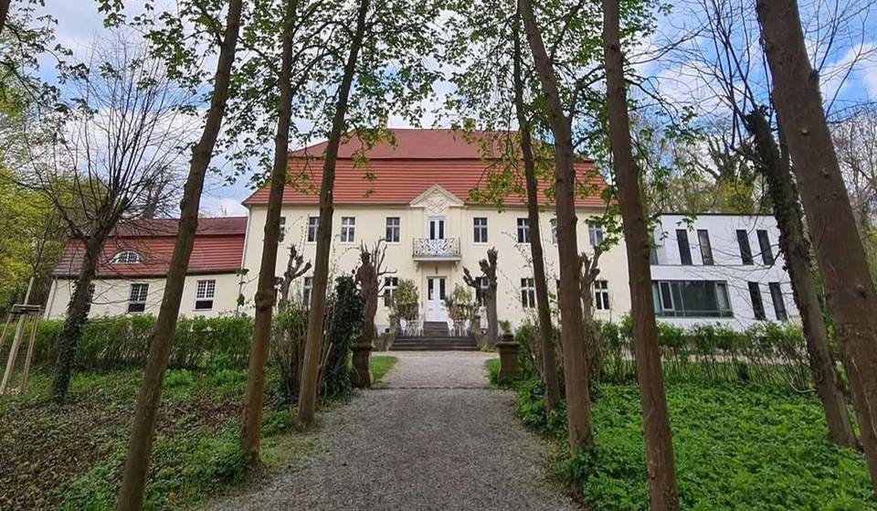 Op slechts 45 minuten van Berlijn ligt een kasteel, in wiens uitgestrekte park tussen Italiaanse sculpturen de beroemde schrijver Sudermann zijn bekendste werken schreef