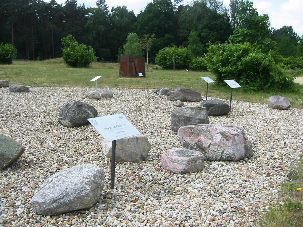 Rocas en el jardín de cantos rodados del lago Seddiner See