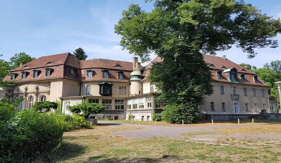 Just 40 minutes from Berlin lies a hidden castle that has served as the backdrop for over 100 film productions and as a stand-in for the British royal residence Sandringham in “Spencer”
