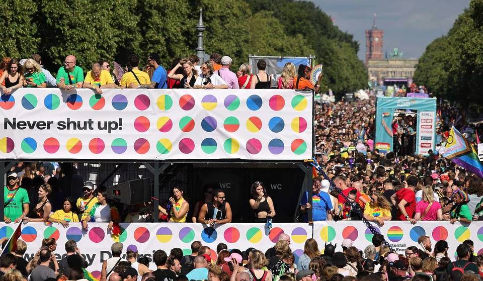 Plus grand et plus politique que jamais : le Christopher Street Day 2026 à Berlin se déroulera pour la première fois sur deux jours avec une « soirée de la démocratie »