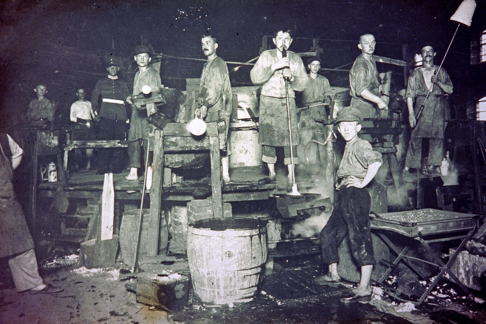 Arbeiter bei der Glasbläserei