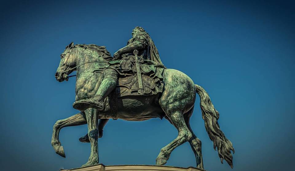 A unos 30 minutos de Berlín se encuentra un castillo prusiano en el que cuelgan hasta 40 cuadros pintados por el propio «Rey Soldado»