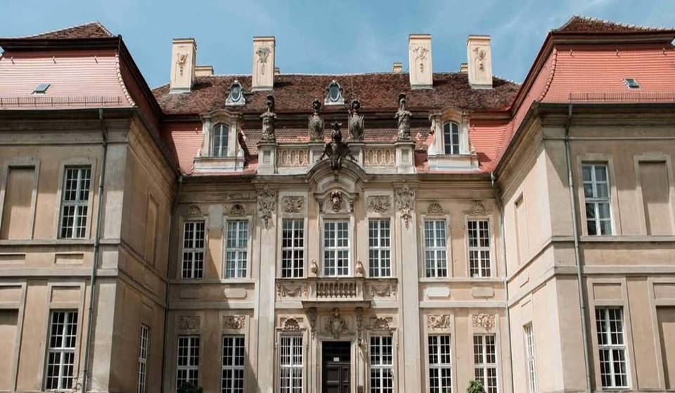 Nur 1 Stunde von Berlin liegt ein 300 Jahre altes Barockschloss mit „unberührter“ Substanz, das regelmäßig als Kulisse für Kunstprojekte genutzt wird