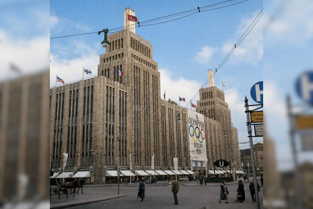 Het Karstadt aan de Hermannplatz in kleur