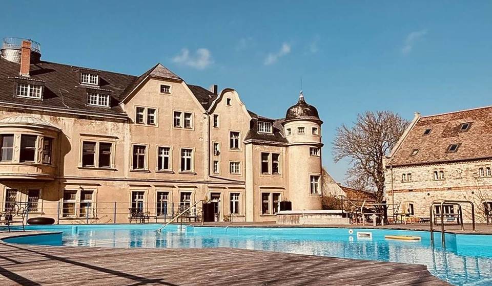 1,5 Stunden von Berlin verbirgt sich ein Schloss mit über 100 Räumen, das als Kulisse für das Filmschlossfest und zahlreiche Indie-Produktionen dient