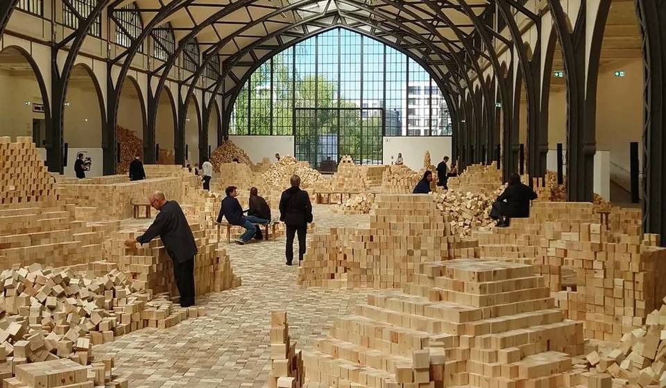 La nouvelle CHANEL Commission présente à Berlin une exposition composée de 40 000 cubes de bois et de chants poétiques, qui transforme le temps en  solidarité