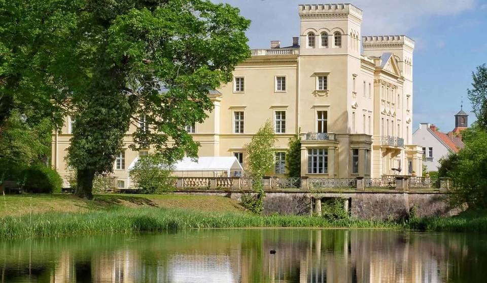 A un’ora da Berlino si trova un castello in stile tardo-classicista con uno dei primi parchi paesaggistici all’inglese del Brandeburgo, che si estende su 40 ettari