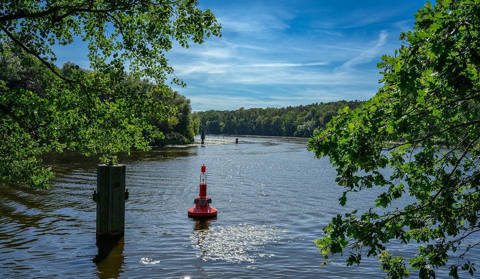 A solo 30 minutos de Berlín te espera este lago de 3 kilómetros de largo, en el que podrás descubrir el «Hollywood alemán» desde el agua