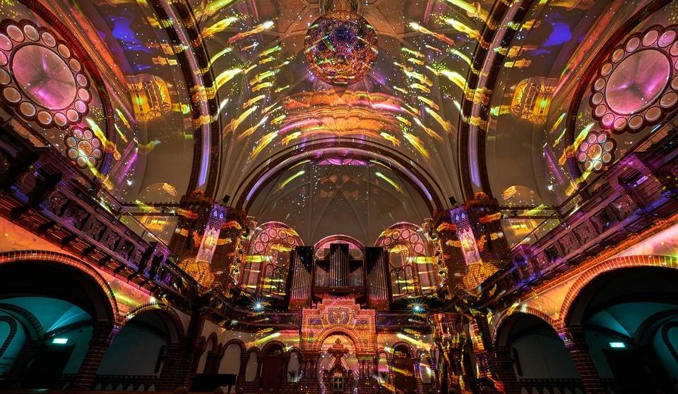 Een audiovisuele show met orkestklanken, elektronische geluiden en lichtkunst laat de schoonheid van de natuur vanaf nu schitteren in de Berlijnse Passionskirche – met liveconcerten op geselecteerde data 