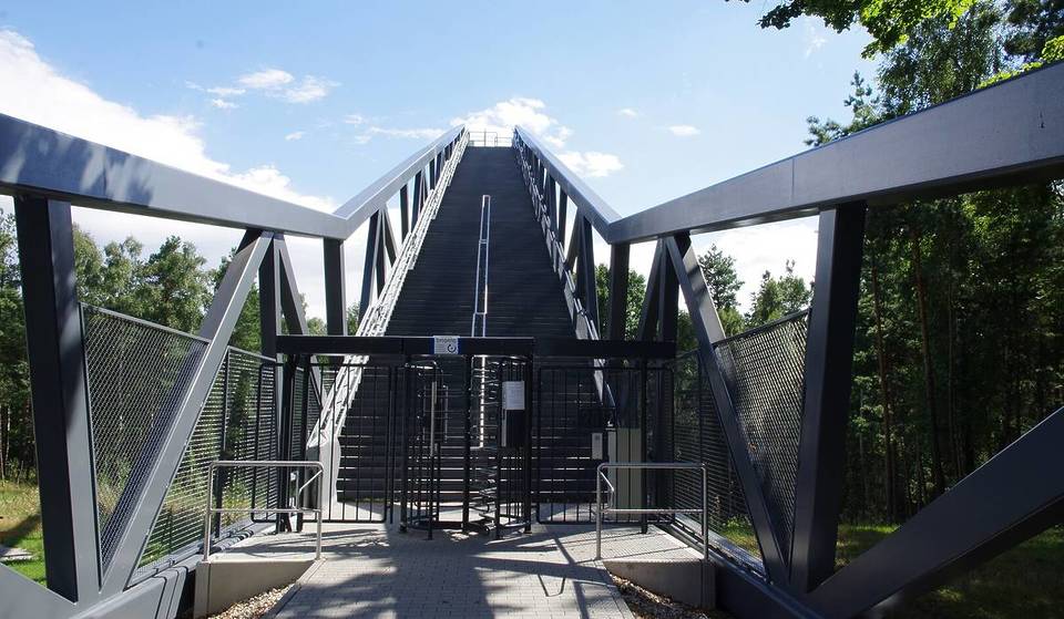 A unas 1,5 horas de Berlín encontrarás un mirador de 171 metros de altura que te ofrece una panorámica de kilómetros de extensión sobre los «Alpes de Brandeburgo».